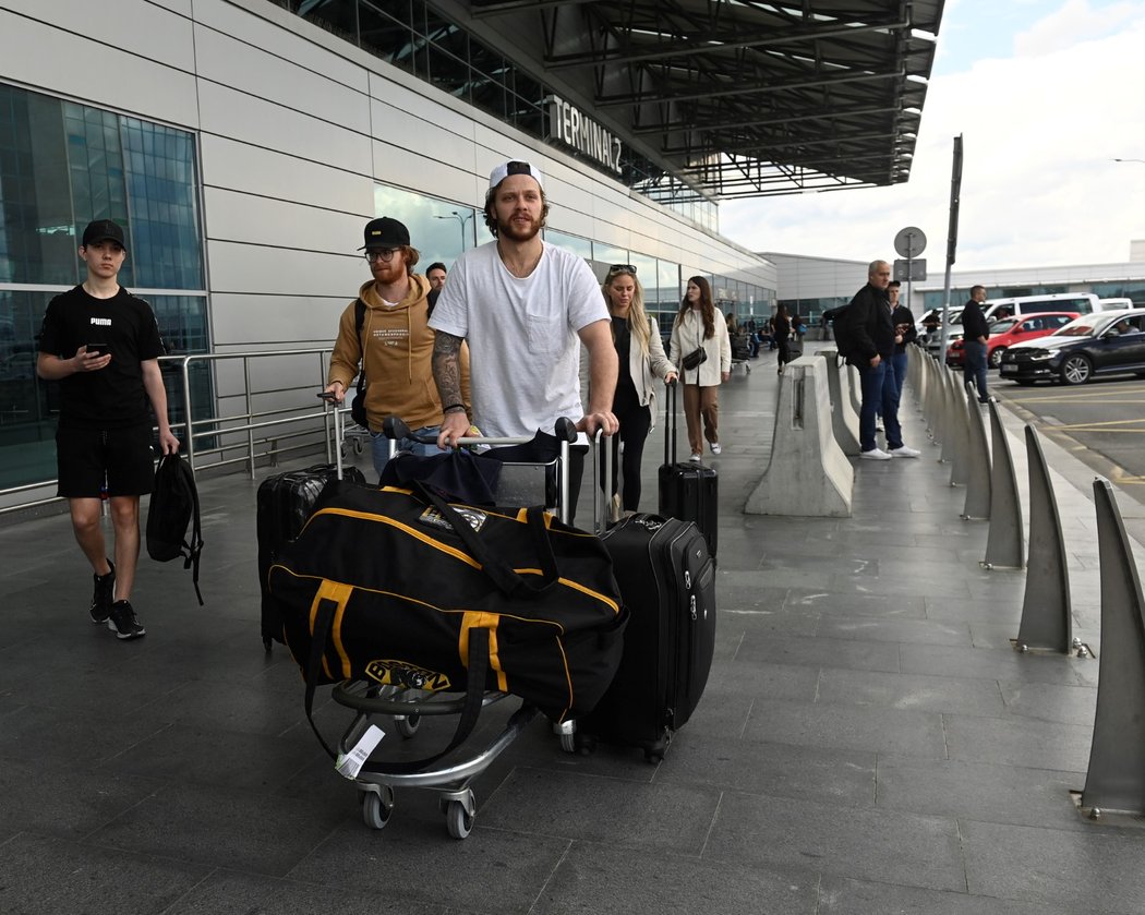 David Pastrňák s bagáží po příletu z Finska