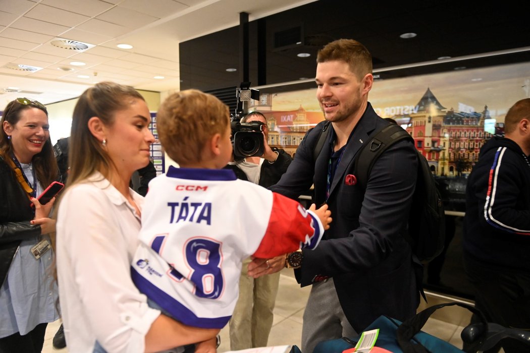 Tomáš Hertl po příletu z Tampere se vítá s rodinkou