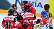 Rakouští hokejisté se radují z gólu, na který nahrával bývalý útočník Komety Peter Schneider
