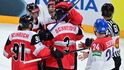 Rakouští hokejisté se radují z gólu, na který nahrával bývalý útočník Komety Peter Schneider