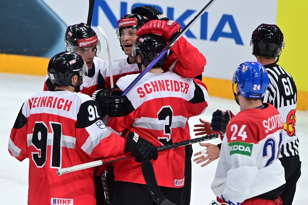 Rakouští hokejisté se radují z gólu, na který nahrával bývalý útočník Komety Peter Schneider