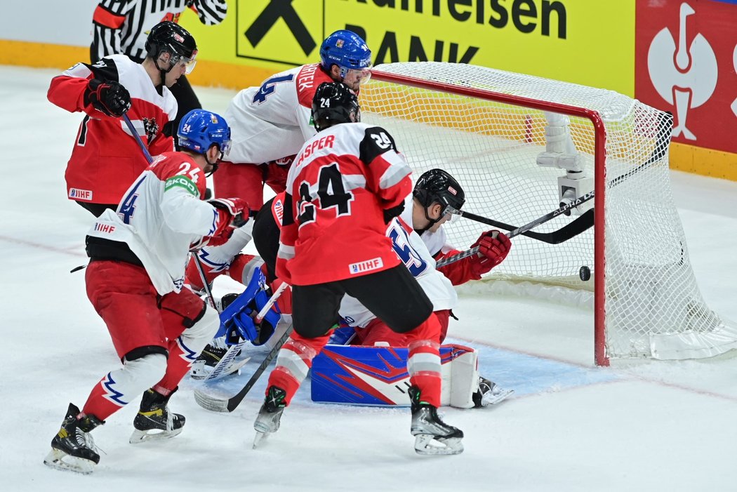 Český brankář Karel Vejmelka v závěru utkání s Rakouskem inkasuje gól na 1:1