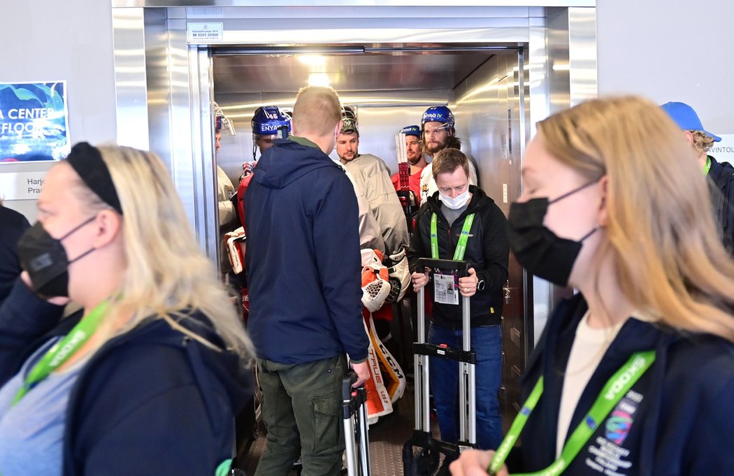 Pro vstup k ledové ploše tréninkové haly v Tampere musejí čeští hokejisté jezdit výtahem