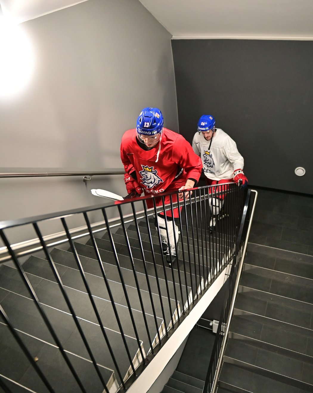Čeští hokejisté, kteří se nevešli do výtahu, odcházeli z tréninku po schodech