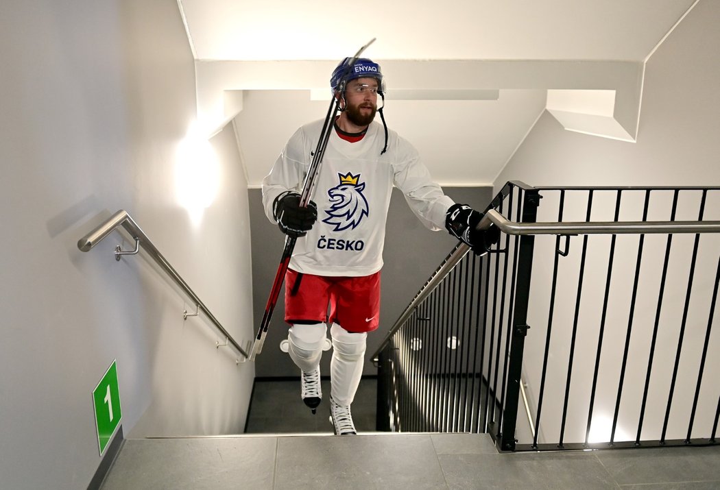 Český reprezentant Hynek Zohorna odchází tréninku v menší hale v Tampere po schodech