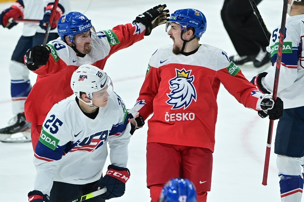 Čeští útočníci Jiří Černoch (vpravo) a Jakub Flek oslavují gól v zápase o bronz