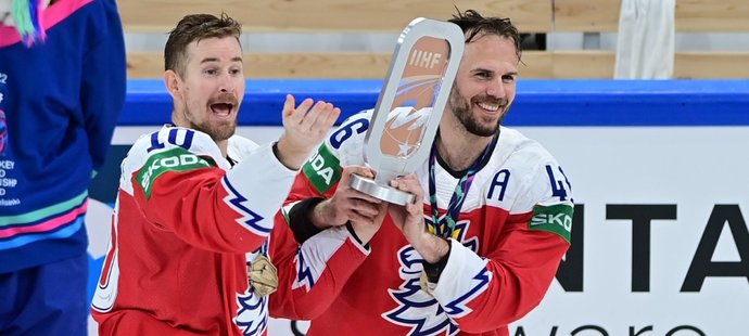 Roman Červenka a David Krejčí s trofejí pro třetí tým na MS ve Finsku