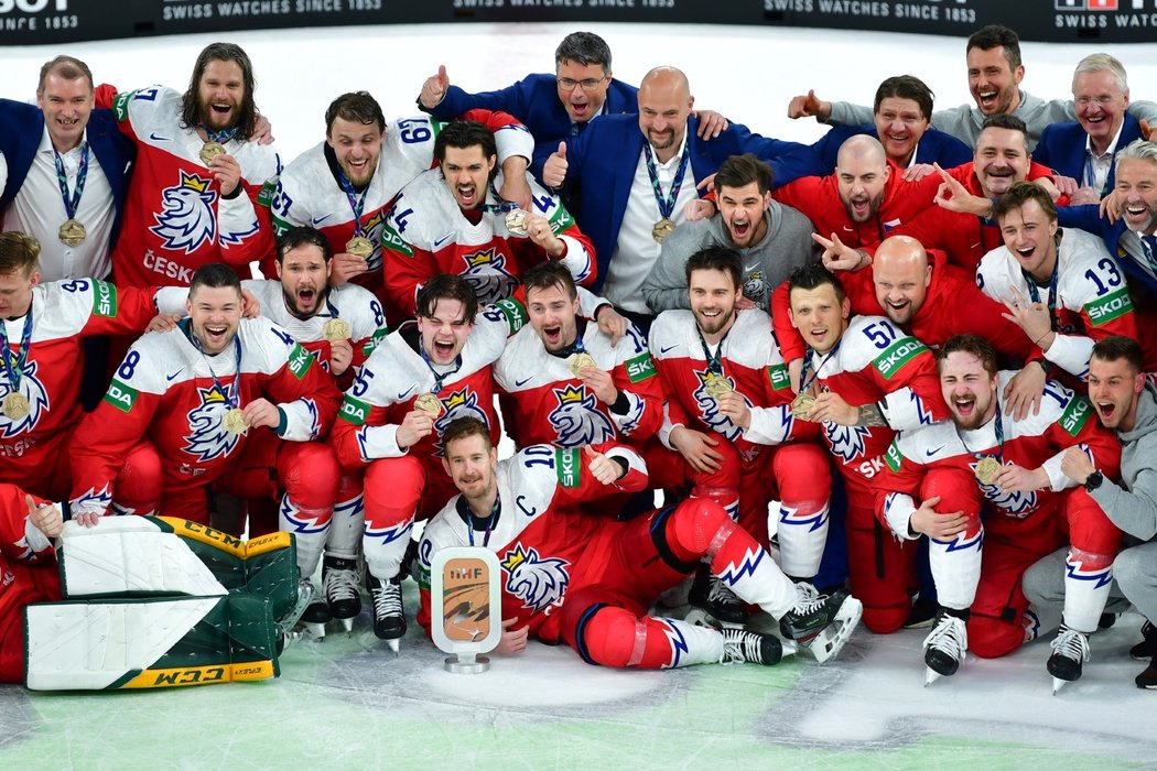 Bronzový tým z mistrovství světa pod vedením kapitána Romana Červenky (dole uprostřed)