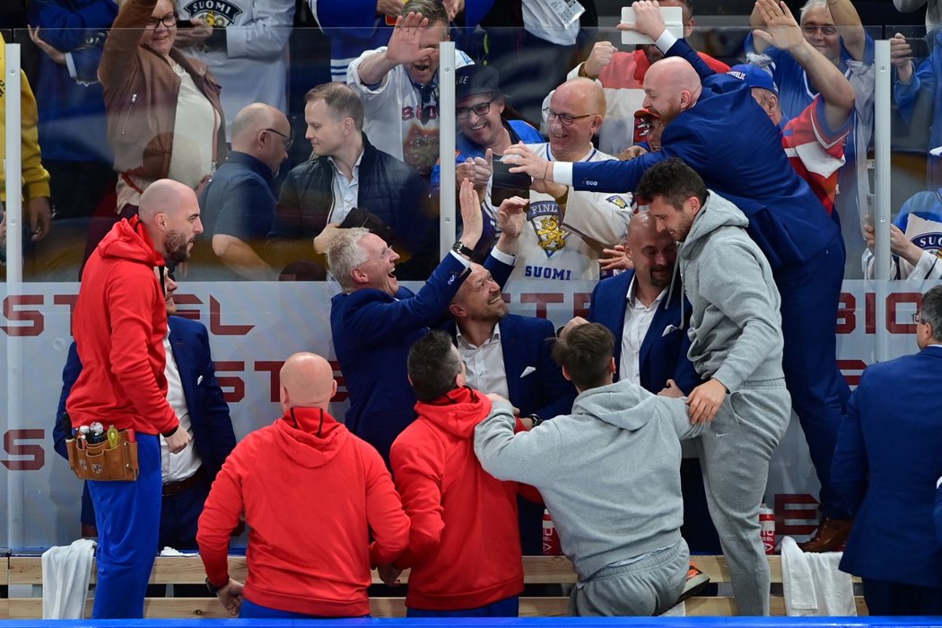 Realizační tým hokejové reprezentace slaví zisk bronzových medailí