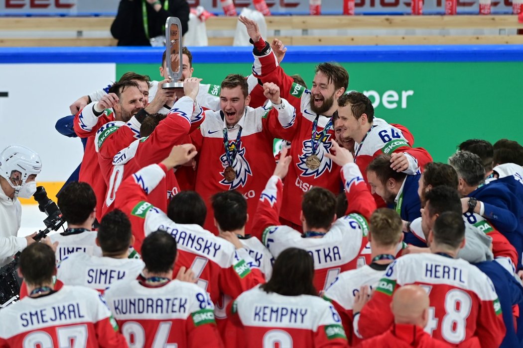 Čeští hokejisté oslavují zisk bronzových medailí