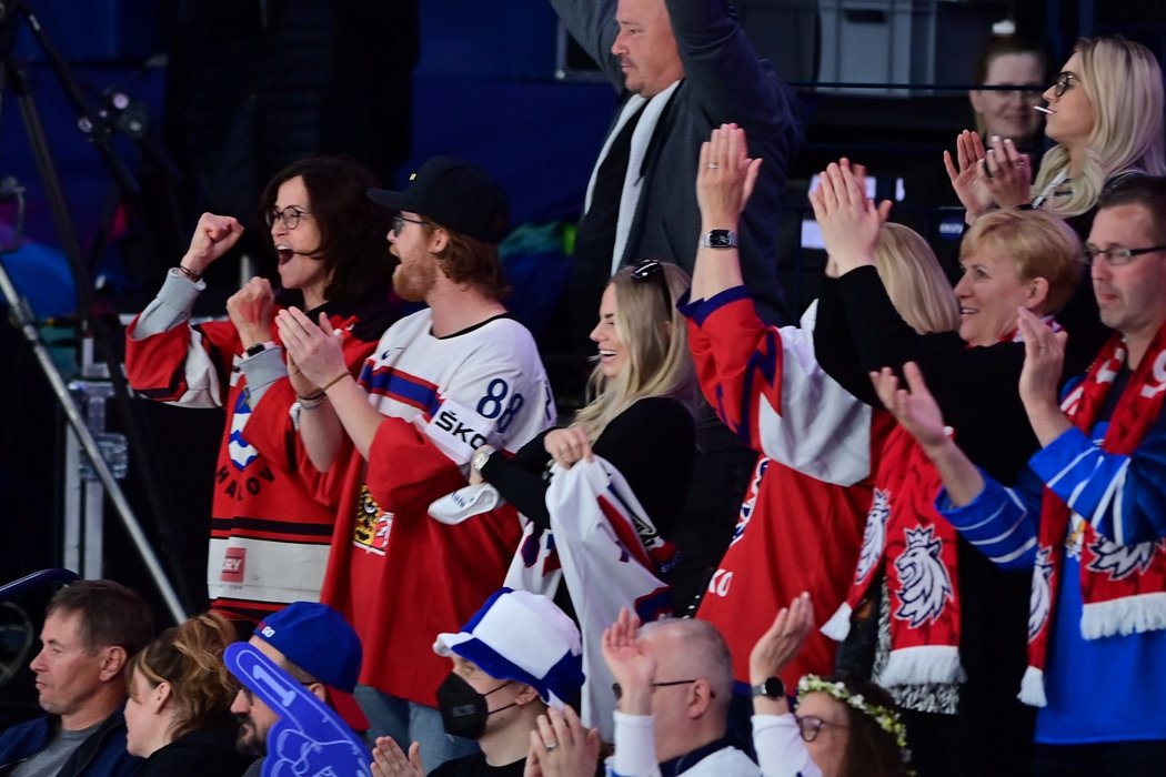 Na zápase českých hokejistů s Američany nechyběla maminka (vlevo) a přítelkyně Davida Pastrňáka