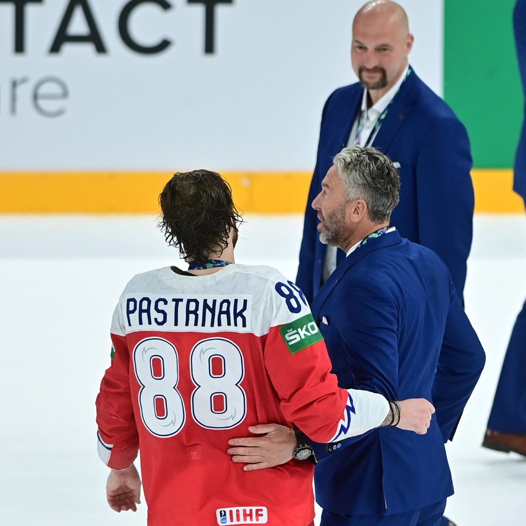 GM hokejové reprezentace Petr Nedvěd slaví bronz se střelcem Davidem Pastrňákem