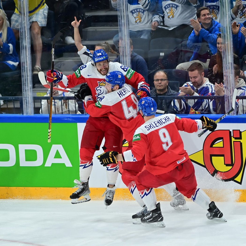 Čeští hokejisté oslavují druhý gól střelce Davida Pastrňáka (vlevo)