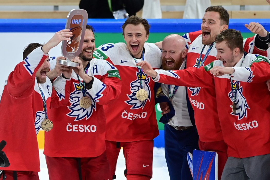 Čeští hokejisté slaví zisk bronzových medailí