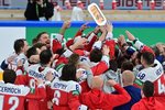 Čeští hokejisté oslavují zisk bronzových medailí na MS v hokeji ve Finsku 2022