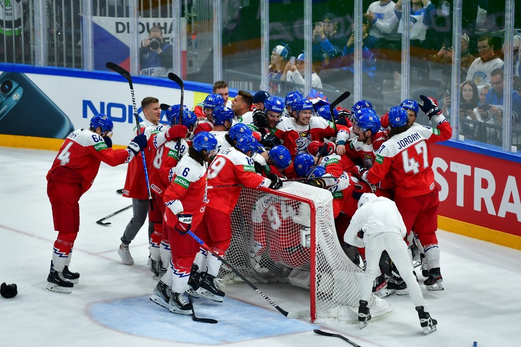 Čeští hokejisté oslavují zisk bronzových medailích po dlouhých deseti letech