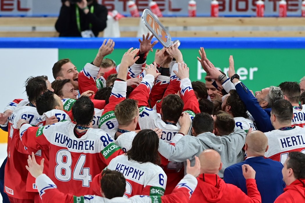 Čeští hokejisté oslavují s trofejí pro třetí tým na mistrovství světa