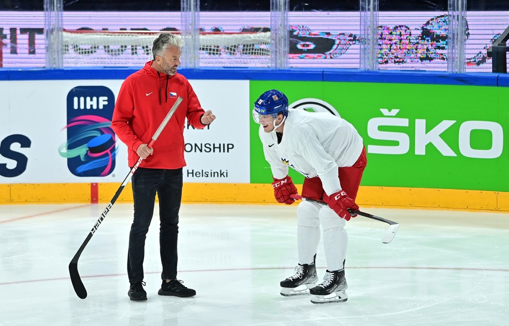 Český útočník Jakub Vrána při tréninku s GM reprezentace Petrem Nedvědem