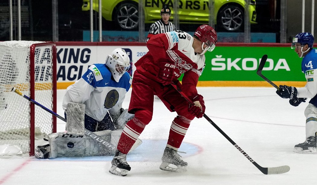 Brankář Kazachstánu Andrej Šutov si musí dát pozor na dánského soupeře