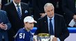 Finský kapitán Valtteri Filppula přebírá pohár pro mistry světa od šéfa IIHF Luca Tardifa