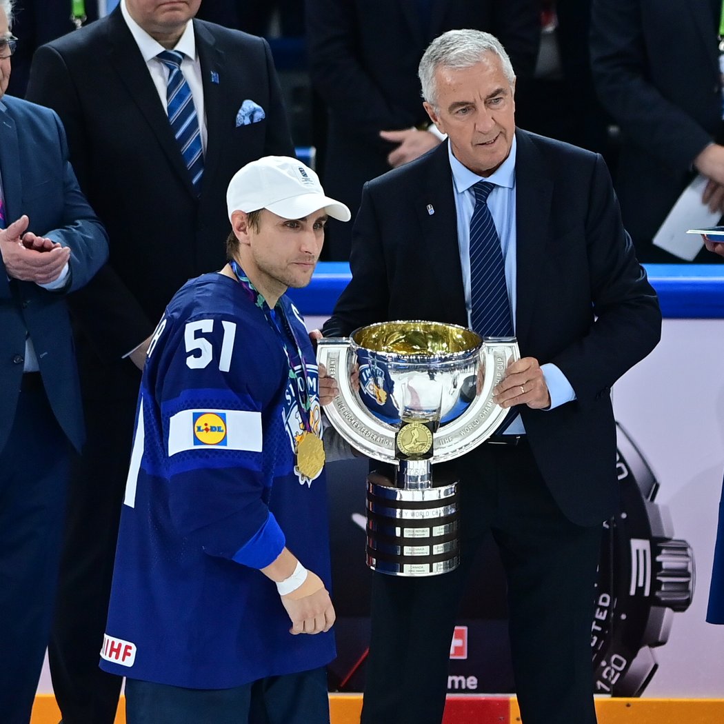 Finský kapitán Valtteri Filppula přebírá pohár pro mistry světa od šéfa IIHF Luca Tardifa