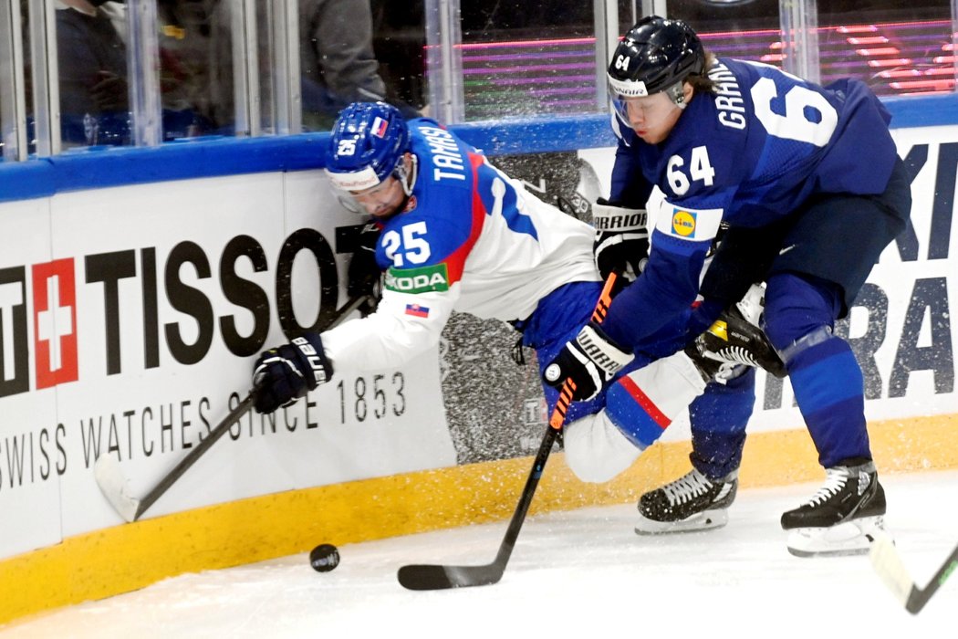 Finský útočník Mikael Granlund naráží na hrazení Alexe Tamášiho ze Slovenska