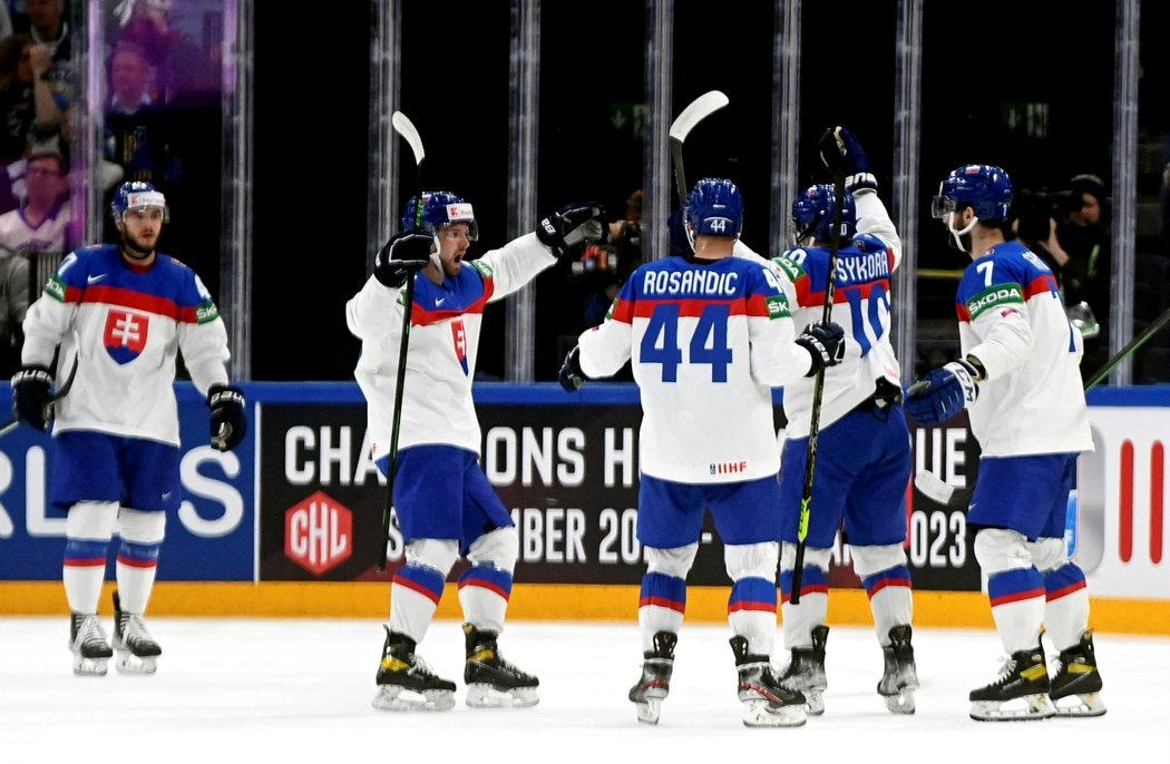 Slovenští hokejisté se radují z gólu ve čtvrtfinále proti Finsku