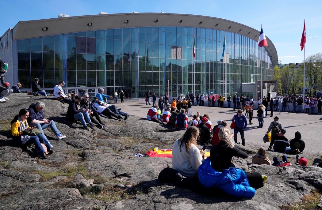 Účastníci zápasu Německo - Dánsko po vyklizení arény v Helsinkách čekají venku na návrat dovnitř