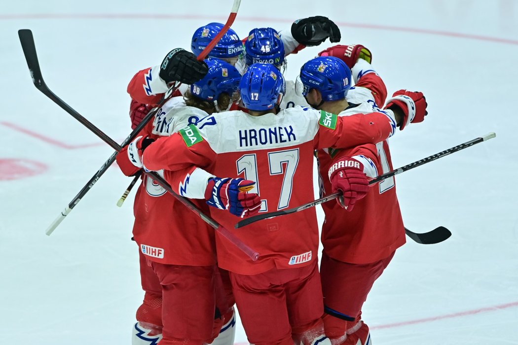 Čeští hokejisté se radují ze vstřelené branky