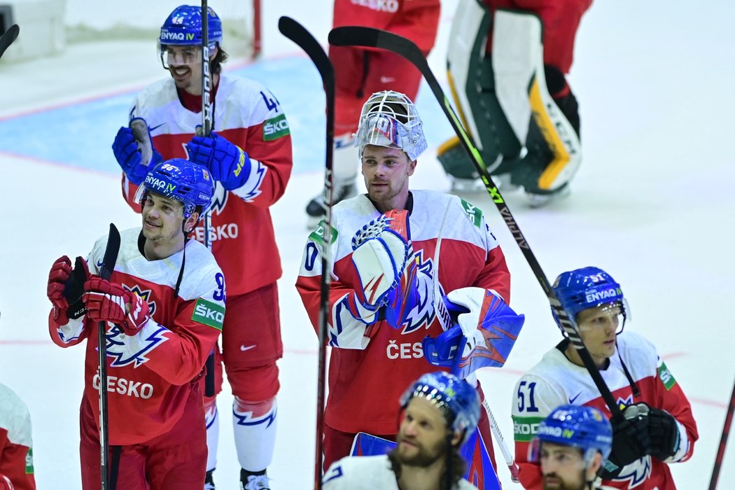 Čeští hokejisté děkují fanouškům v Helsinkách po postupu do semifinále