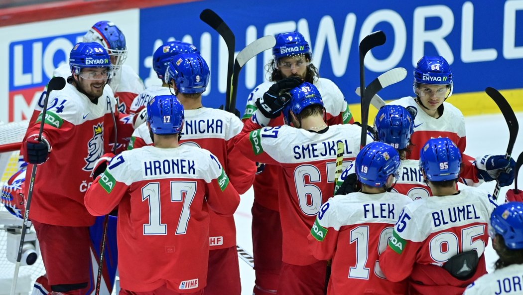 Čeští hokejisté oslavují postup do semifinále na šampionátu ve Finsku