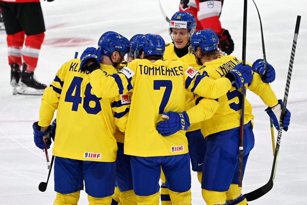 Švédští hokejisté se radují ze vstřeleného gólu