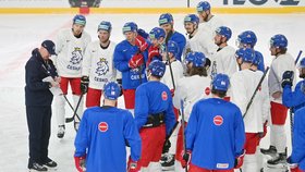 Čeští hokejisté v Rize naslouchají trenérovi Karimu Jalonenovi