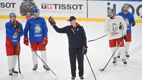 Kouč Kari Jalonen vede trénink české hokejové reprezentace v Rize