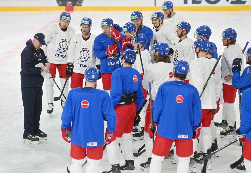 Čeští hokejisté v Rize naslouchají trenérovi Karimu Jalonenovi