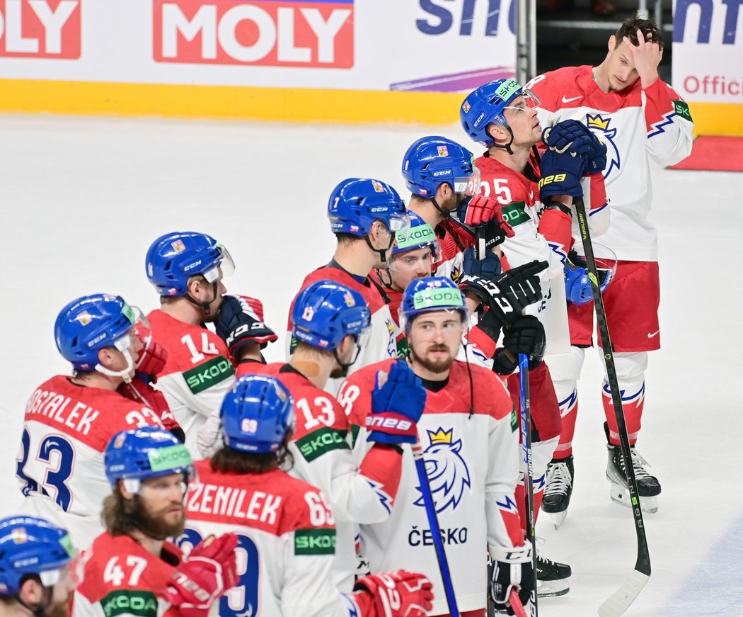 Smutek českých hokejistů po prohraném zakončení základní skupiny B proti Kanadě