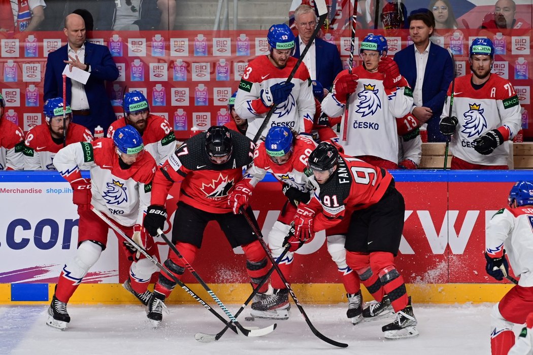 Čeští hokejisté Tomáš Dvořák (vlevo) a Daniel Voženílek bojují s Kanaďany o puk