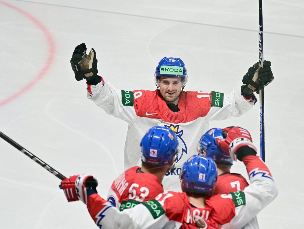 Český útočník Jakub Flek oslavuje gól hokejové reprezentace