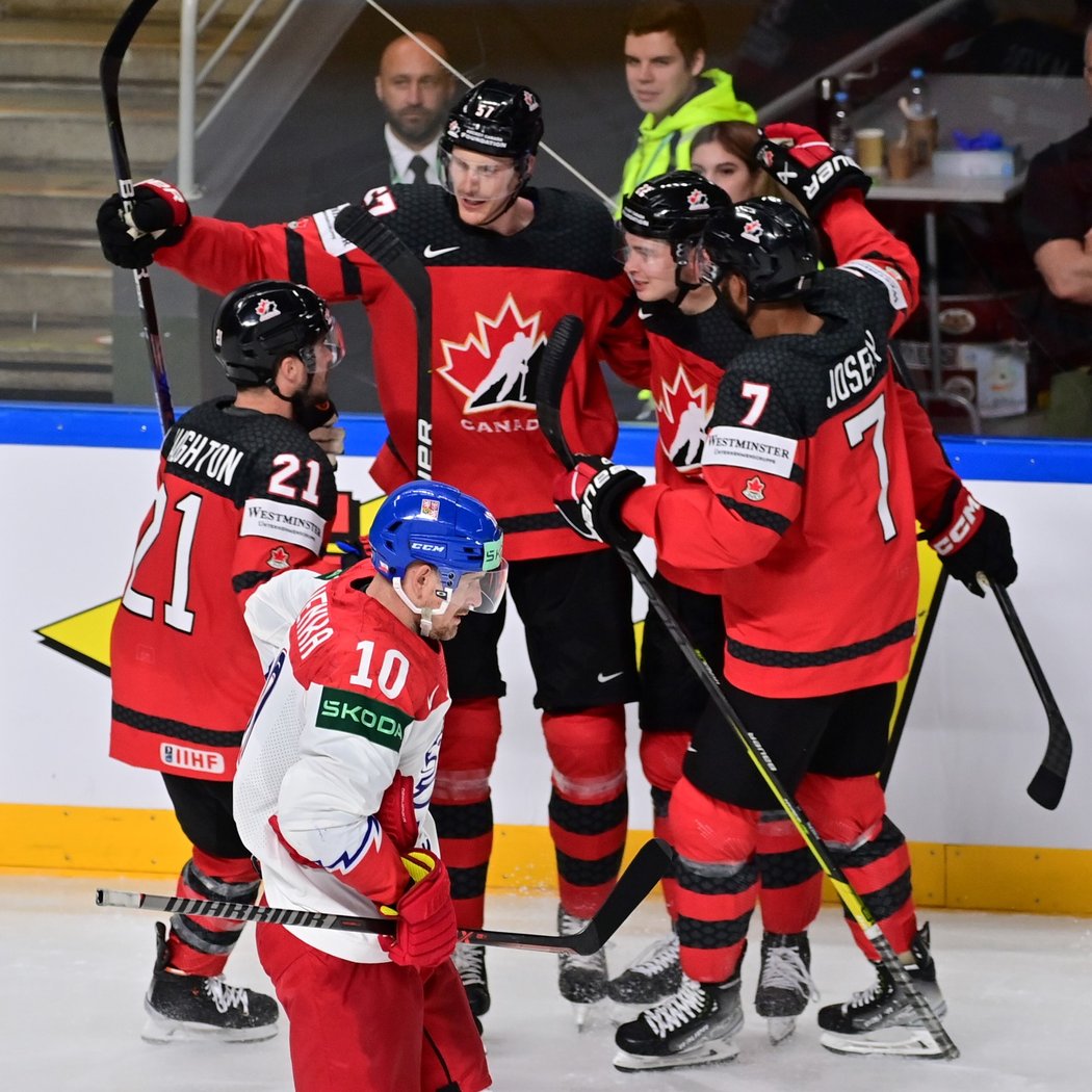 Kanadští hokejisté oslavují gól obránce Tylera Myerse