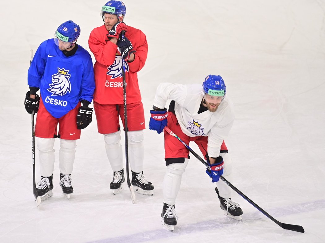 Čeští útočníci (zleva) Jakub Flek, Filip Chlapík a Jiří Smejkal na tréninku hokejové reprezentace před utkáním s Kanadou