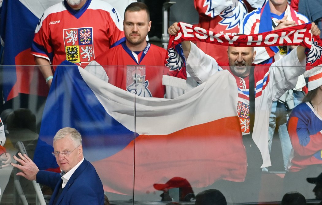 Trenér hokejové reprezentace Kari Jalonen po vítězství nad Kazachstánem pozdravil nadšené fanoušky