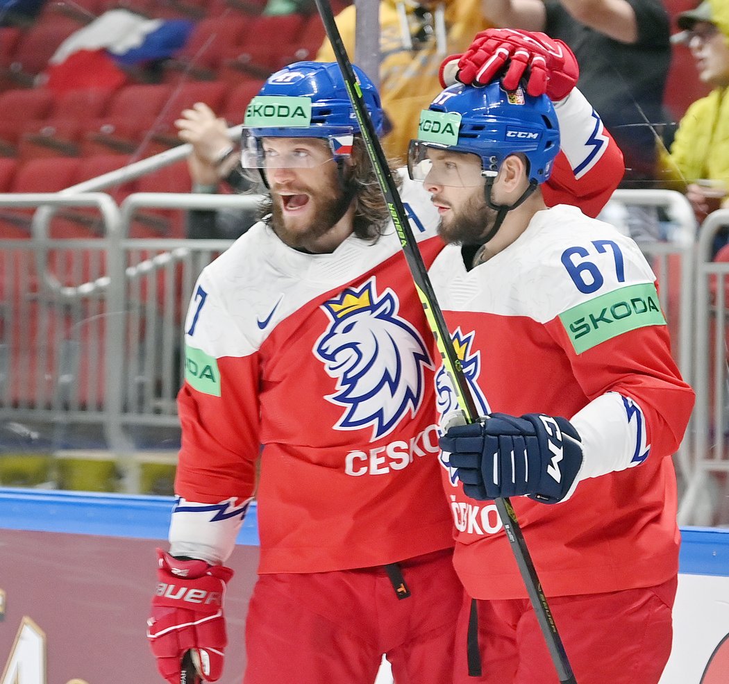 Český obránce Jakub Zbořil (vpravo) oslavuje premiérový reprezentační gól s parťákem Michalem Jordánem