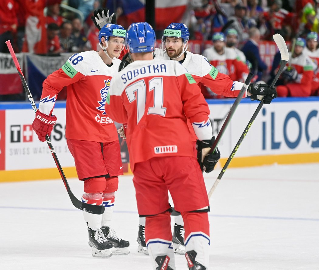 Čeští hokejisté oslavují trefu střelce Dominika Kubalíka (vlevo)