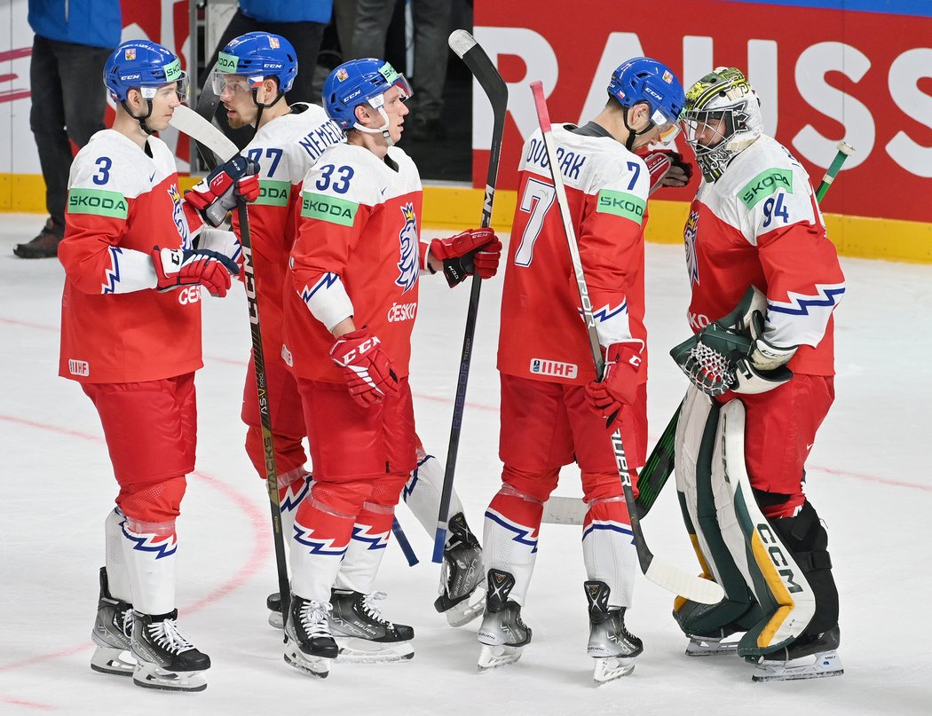 Čeští hokejisté oslavují vítězství nad Kazachstánem s brankářem Markem Langhamerem