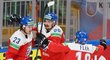Čeští hokejisté se radují z gólu útočníka Lukáše Sedláka (vlevo)