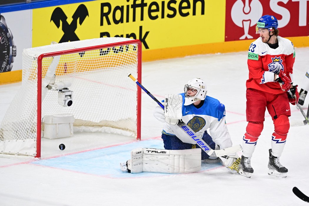 Gólman Kazachstánu Andrej Šutov inkasuje branku v duelu proti Česku