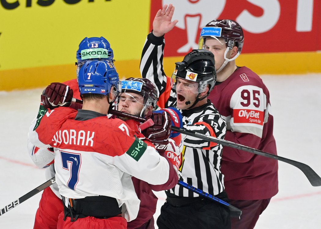 Čeští hokejisté v potyčce se soupeři z Lotyšska
