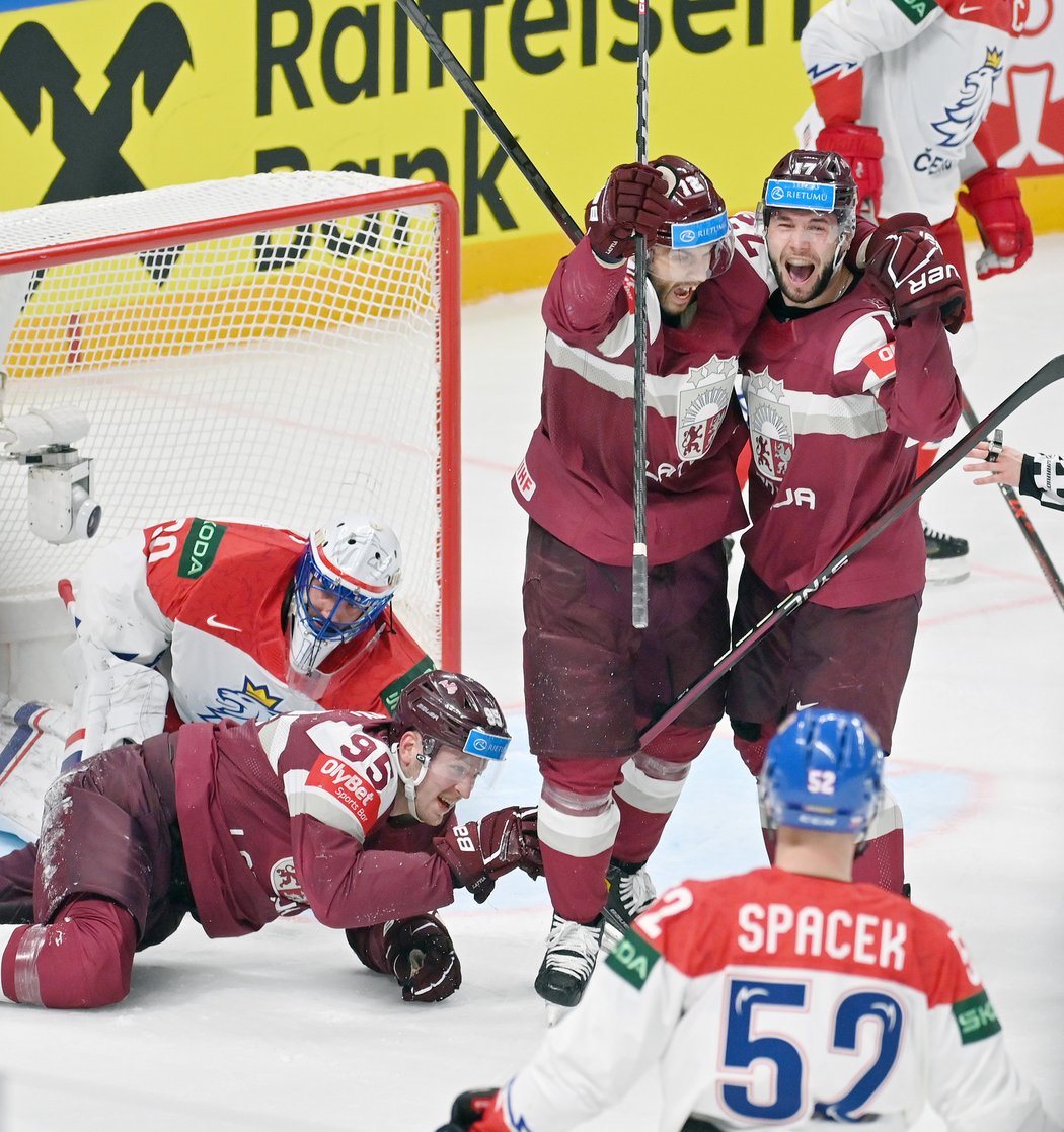 Lotyšští hokejisté oslavují vítězství v prodloužení nad Českem