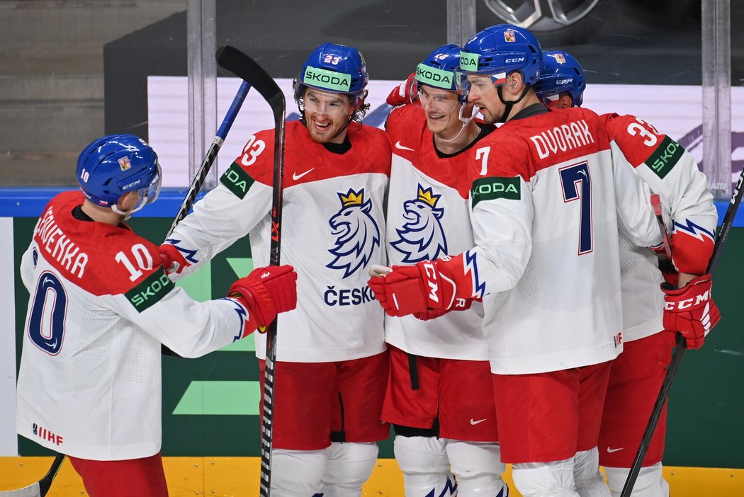 Čeští hokejisté se radují z gólu útočníka Dominika Kubalíka