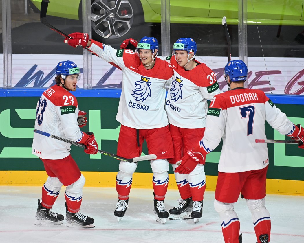 Střelec Dominik Kubalík (uprostřed) slaví gól v duelu proti Lotyšsku